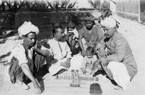 Hindous jouant, Inde, 1916-1917