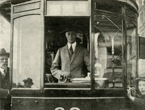 Sa Majesté conduisant un tramway dans les rues de Glasgow..., 1924, 1937 - Unbekannt