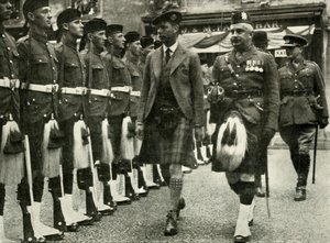 Sa Majesté inspectant la garde d