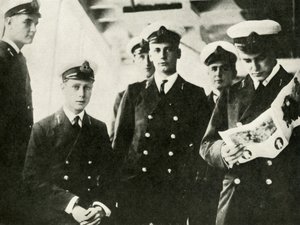 Sa Majesté assise parmi ses camarades cadets, vers 1910