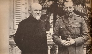 Sa Majesté avec le président Poincaré au quartier général britannique en France, vers 1916, 1935