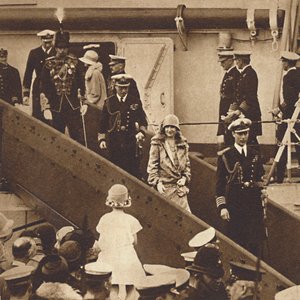 De retour à la maison - Le Duc et la Duchesse débarquant à Portsmouth le 27 juin 1927, 1937 - Unbekannt
