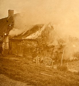 Maison touchée par un obus, vers 1914-1918