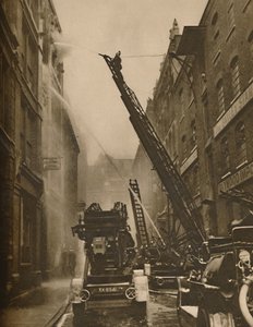 Comment la brigade des pompiers de Londres affronte son ennemi, vers 1935