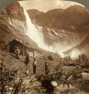 Humble maison de montagne au pied des falaises où les chutes de Skiaeggedals sautent de 160 mètres, Norvège, vers 1905