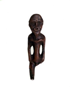 Idole sculptée dans un bois d