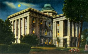 Vue nocturne illuminée du Capitole de l