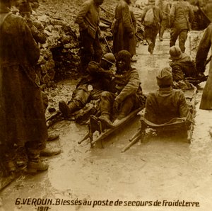 Soldats blessés au poste de premiers secours, Froideterre, Verdun, nord de la France - Unbekannt