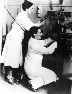 Irène Joliot-Curie et Frédéric Joliot, physiciens français, vers 1935