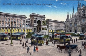 Italie, Milan : tramways sur la Piazza del Duomo et Arc de Triomphe entre la galerie Victor Emmanuel - Carte postale fin XIXe-XXe siècle - Unbekannt