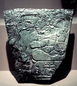 Plaque de jade montrant un roi maya assis, 400-800
