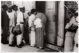 Foule japonaise regardant dans le hangar Zeppelin, Kasumigaura, Japon, 1929-1933 - Unbekannt