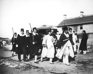Officiel japonais avec une escorte de soldats, Corée, vers 1900