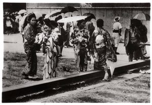 Femmes japonaises près du hangar Zeppelin, Kasumigaura, Japon, 1929-1933 - Unbekannt