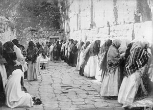 Jérusalem, au Mur des Lamentations un vendredi, vers 1909-1910 (photo n/b) - Unbekannt