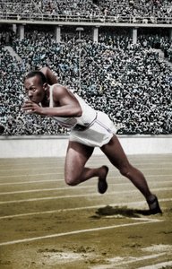 Jesse Owens au départ du 200 mètres aux Jeux olympiques de Berlin, 1936 - Unbekannt