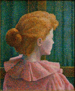 Jeune femme blonde au chignon