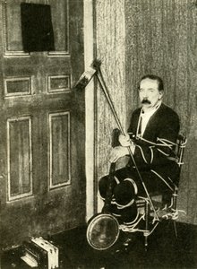John Nevil Maskelyne réalise une illusion de cabinet spirituel, vers 1910