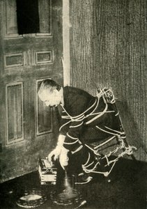 John Nevil Maskelyne réalise une illusion de cabinet spirituel, c1910