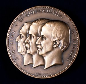John Russell Hind, Hermann Goldschmidt et Robert Luther, astronomes, c1900 - Unbekannt