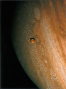 Jupiter et Io, une de ses lunes, 1979