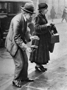 Joueur de concertina au bord du trottoir, Holborn, Londres, 1926-1927 - Unbekannt