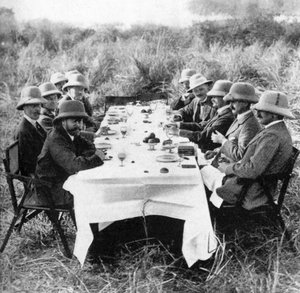 Le roi George V 1865-1936 déjeunant après une chasse au tigre au Népal, 1911