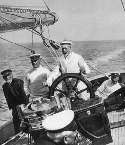 Le roi George V à la barre de son yacht Britannia, vers 1930 - Unbekannt