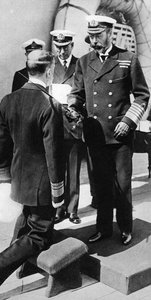 Le roi George V fait chevalier le vice-amiral Pakenham à bord du HMS Princess Royal, c1930s