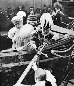 Le roi George V touche l