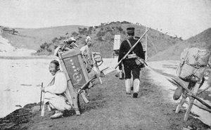 Coolies coréens agissant comme porteurs pour les soldats japonais, guerre russo-japonaise, 1904-1905