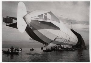 LZ 6 entrant dans un hangar flottant, Halle, Allemagne