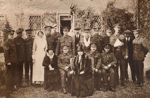 Lady Elizabeth avec la comtesse de Strathmore et des soldats blessés en convalescence, 1916