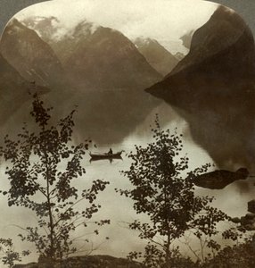 Lac Loen - alimenté par des glaciers sur ses rives montagneuses couvertes de nuages - Norvège, vers 1905 - Unbekannt