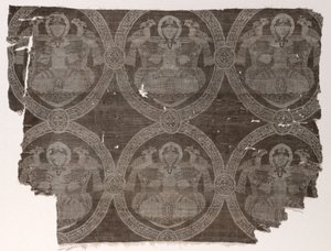 Fragment de lampas avec prince assis tenant des faucons dans des médaillons coufiques