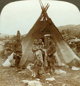 Famille lapone et chien de traîneau - devant leur maison d