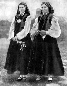 Femmes lettones en costume traditionnel, 1936 - Unbekannt