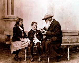 Léon Tolstoï, écrivain, philosophe et mystique russe, racontant une histoire à ses petits-enfants, vers 1890-1910