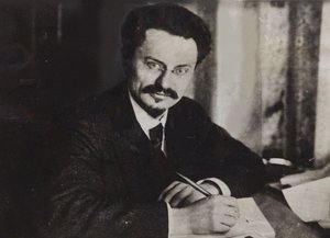 Léon Trotsky à son bureau, début des années 1920 - Unbekannt