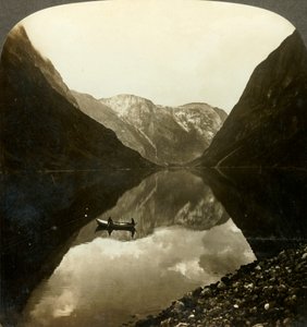 Regardant vers le profond et calme Naerofjord, près de Gudvangen, Norvège, c1905 - Unbekannt