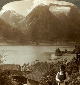 Vue de Hjelle à travers le lac Strynns jusqu