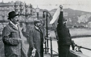Louis Blériot sur la jetée à Douvres après son vol à travers la Manche - Unbekannt