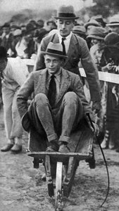 Louis Mountbatten pousse son cousin, le Prince de Galles, à un gymkhana à Malte, 1936 - Unbekannt