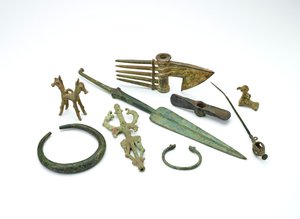 Petit pendentif oiseau de Luristan et outils assortis - Unbekannt