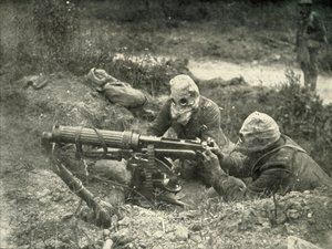 Mitrailleurs en action portant leurs masques à gaz, 1919 - Unbekannt