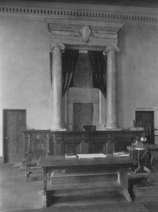 Bureau des magistrats dans la salle d