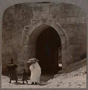Femmes musulmanes entrant à Jérusalem par la porte d