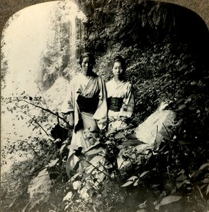 Jeunes filles du pays du soleil levant, sous les chutes d