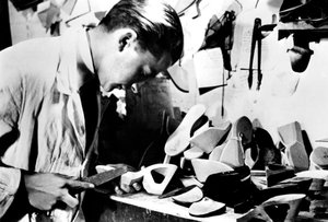 Fabrication de semelles de chaussures en bois, Paris occupé par les Allemands, février 1941 - Unbekannt