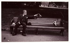 Homme sur un banc de parc, vers 1920 - Unbekannt